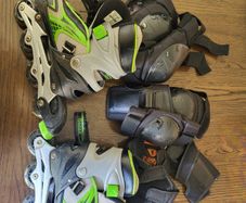 Kids adjustable inline skates with pads