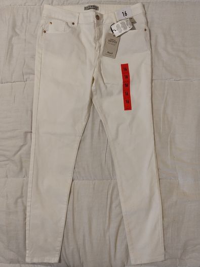White Super stretch Jeans, New With Tags