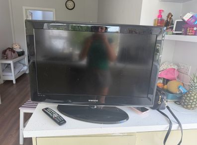 Samsung 32 TV with Remote