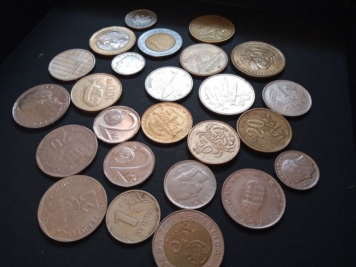Collection of 23 international coins