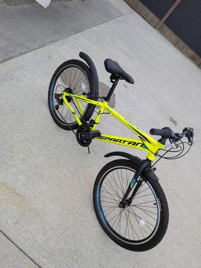 Nearly new yellow mountain bike