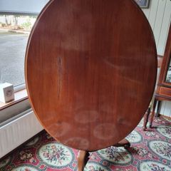 Antique loo table (tilt-top)