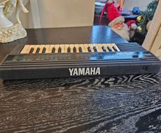 Vintage Yamaha PSS-130 electronic keyboard