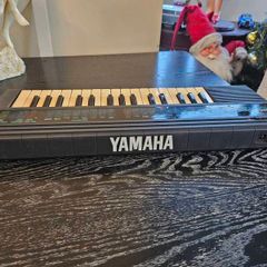 Vintage Yamaha PSS-130 electronic keyboard
