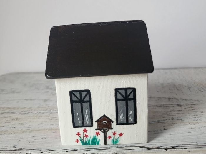 Handcrafted tiny wooden house !