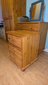Bedroom furniture set
