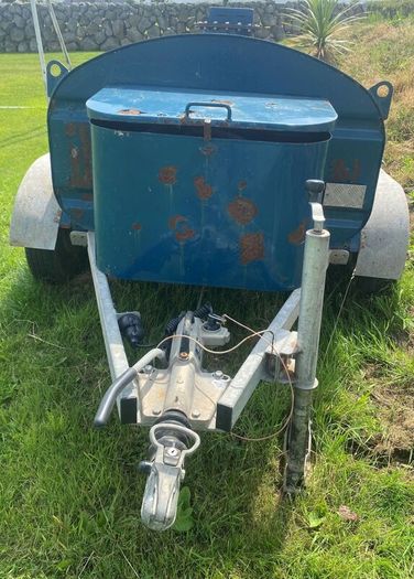 Twin axle diesel bowser with battery powered pump