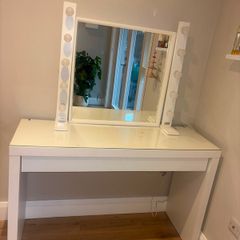 makeup table