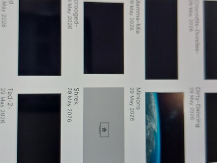 Apple Ipad 4, A1458, 16GB, with over 20 childrens movies for their entertainment, Excellent Battery