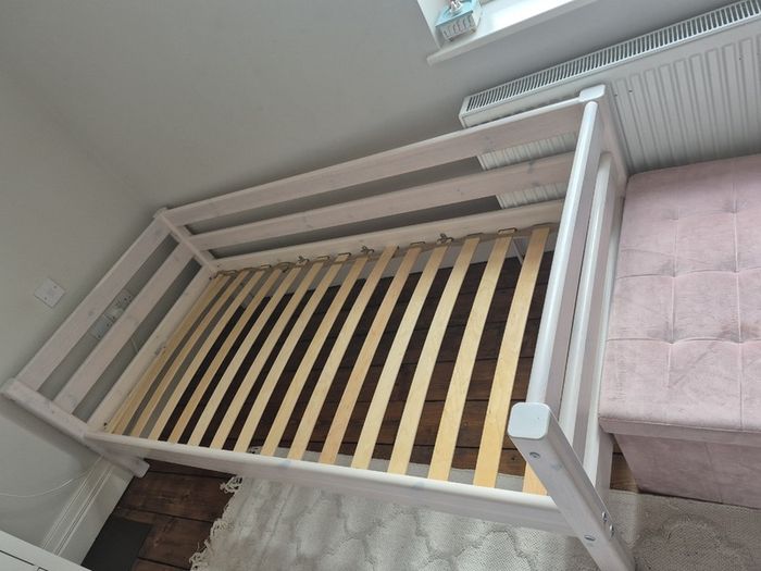 Single Bed (with safety rail)