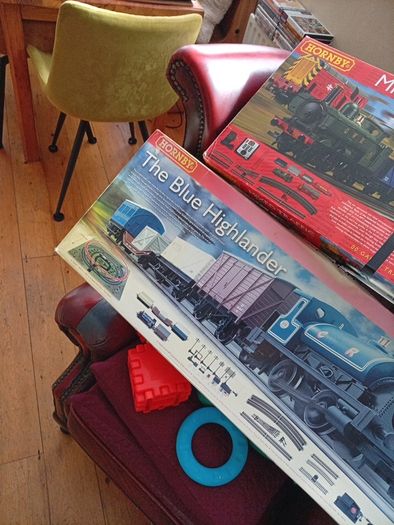 Train sets empty boxes
