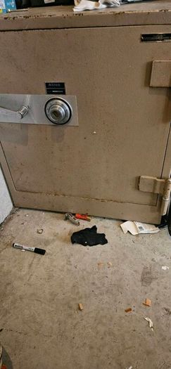 Safe.    Jewellery  gun safe