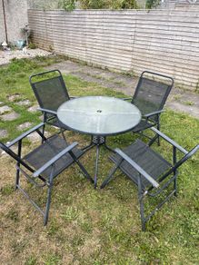 garden table & chairs