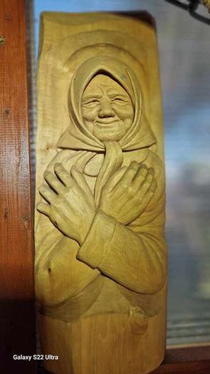 Sculptures, portraits made of wood.