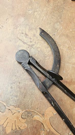 Antique wing dividers 8 3/4"