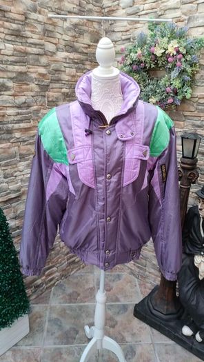 Vintage Descente 1980s ski jacket Official supplier of the Suisse ski team This is a rare and unique piece The quality and finish on the jacket is extremely high  It's in mint condition for its age Size medium