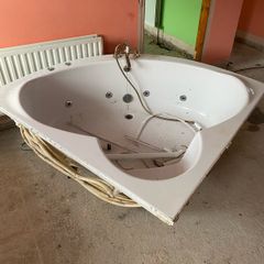 Corner Jazuzzi bath