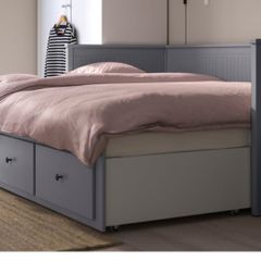 Day bed extendable to double