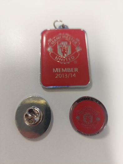 Manchester United - 2013/14 - member key ring and two member pin badges. Season 2013-14