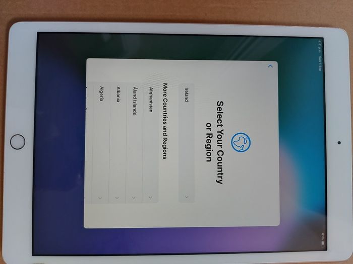 Apple Ipad 7th Generation, 32 GB, in very good cosmetic condition, Activation Locked to previous owner