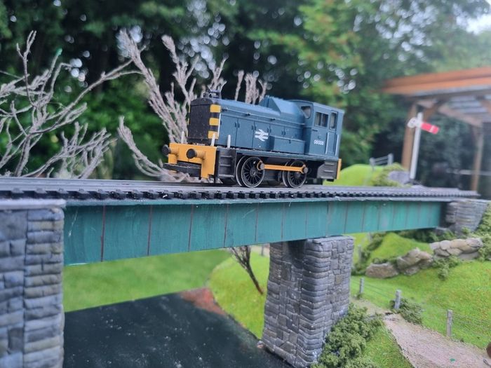 00 gauge diesel train