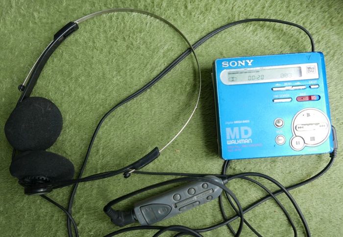 Sony MZ-R70 MiniDisc Walkman Digital Recording MD Player Recorder Working well