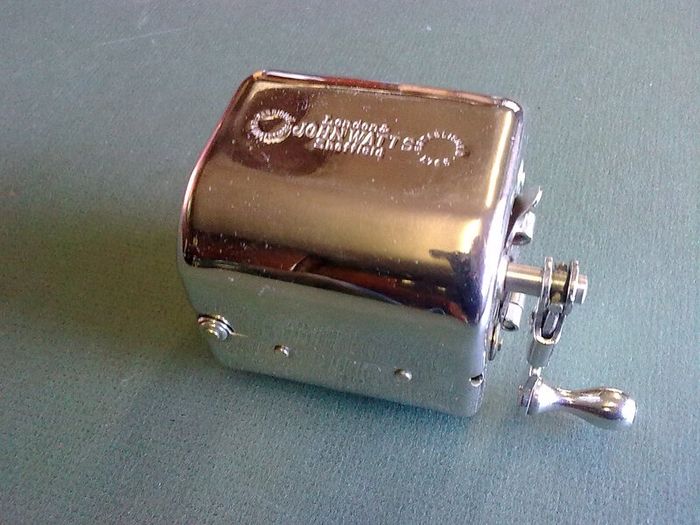 The Spiro Automatic Stropper for Gillette Type Blades.