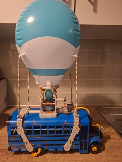Fortnite battlebus,figures and accessories