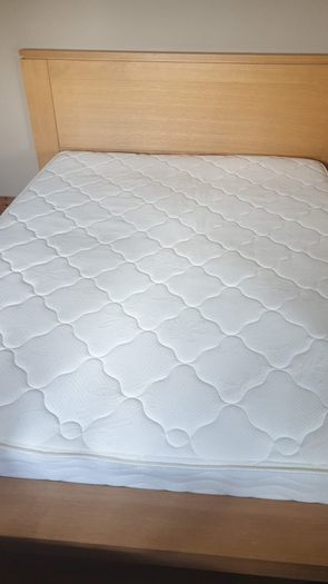 King size bed & 2 lockers