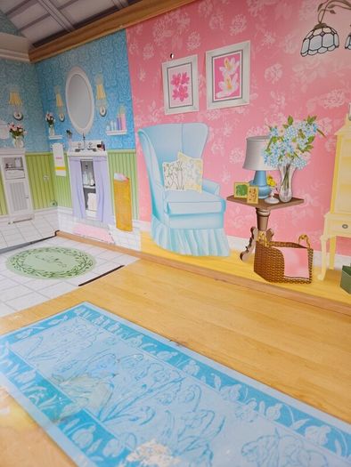 Beautiful dolls house. In very good condition. Available immediately