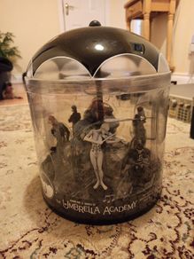 Umbrella Academy Disillusioned Super-Talented Family Figure Set Gerard Way