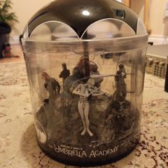 Umbrella Academy Disillusioned Super-Talented Family Figure Set Gerard Way