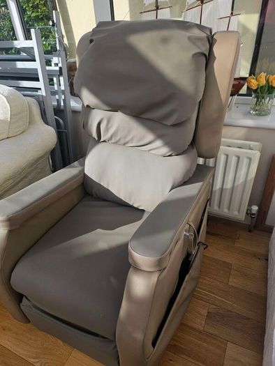 Mobility assistance chair electric
