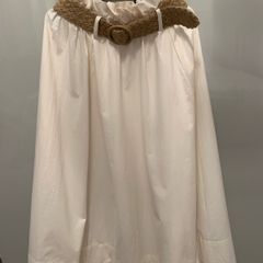 Beautiful 100 % cotton skirt. Size S. color cream.