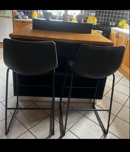 Kitchen Island & Stools