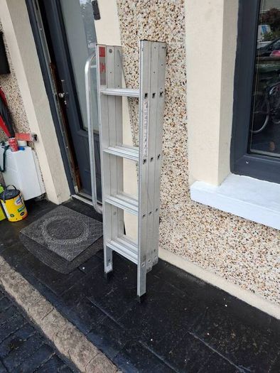 Three piece extendable ladder