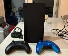 Xbox Series X 1tb - 2x Controllers