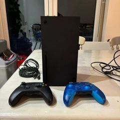 Xbox Series X 1tb - 2x Controllers