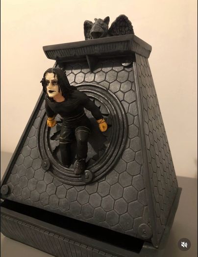 The Crow Neca fountain 2002