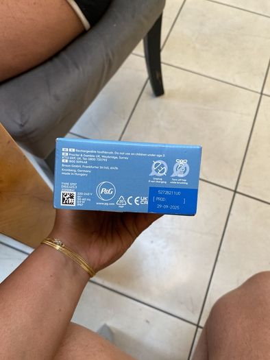 New tooth brush ORAL B whiter teeth 14days