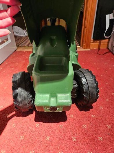 Ride-on tractor