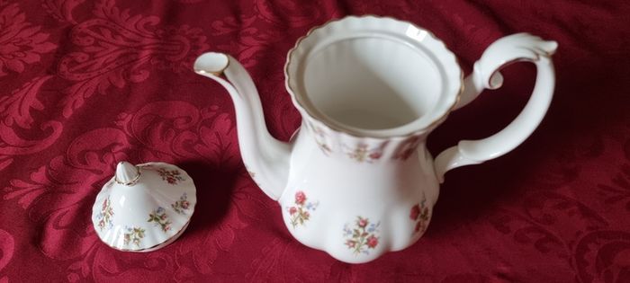 92 Pc. Royal Albert Winsome Bone China Gold Gilt Dinner, Coffee And Tea Service / Set For 12 Person Setting Made In England