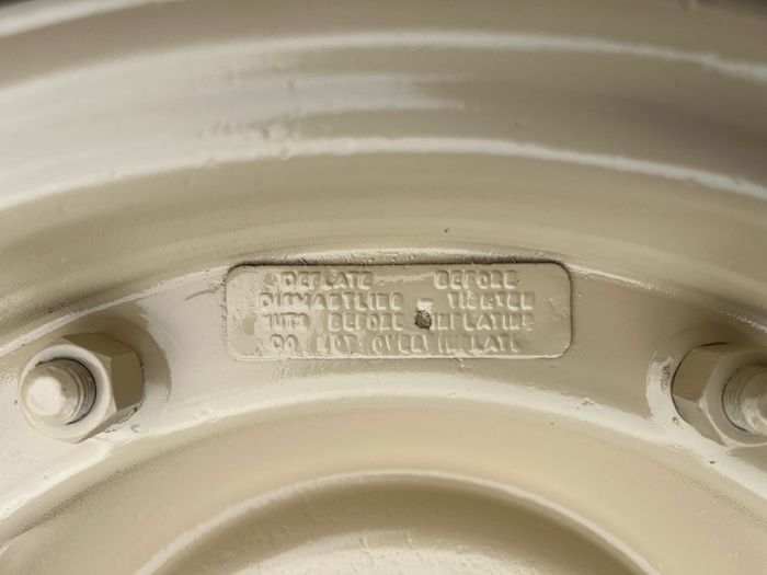 Land Rover Series split-rim wheel