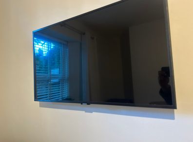 Samsung 32" Qled Smart Tv | Mint Condition