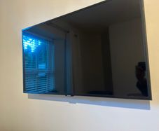 SAMSUNG 32" QLED Smart TV | Perfect Condition