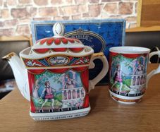 SADLER "Romeo and Juliet" Teapot and a Beaker Mug