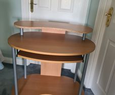 Study desk/computer desk.