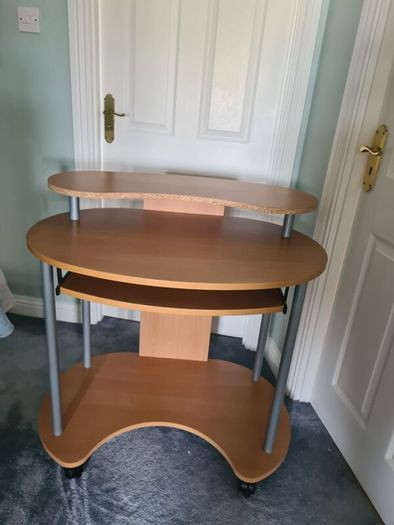 Study desk/computer desk.