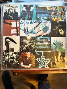 Selling off my rare Y2 Zimbabwe collection. Achtung baby. Vinyl is good with scuff marks and light scratches. Sleeve is vg which is excellent for a Zimbabwe release as made from recycled paper