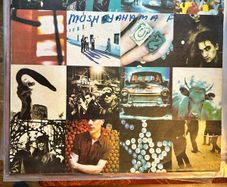 Selling off my rare Y2 Zimbabwe collection. Achtung baby. Vinyl is good with scuff marks and light scratches. Sleeve is vg which is excellent for a Zimbabwe release as made from recycled paper